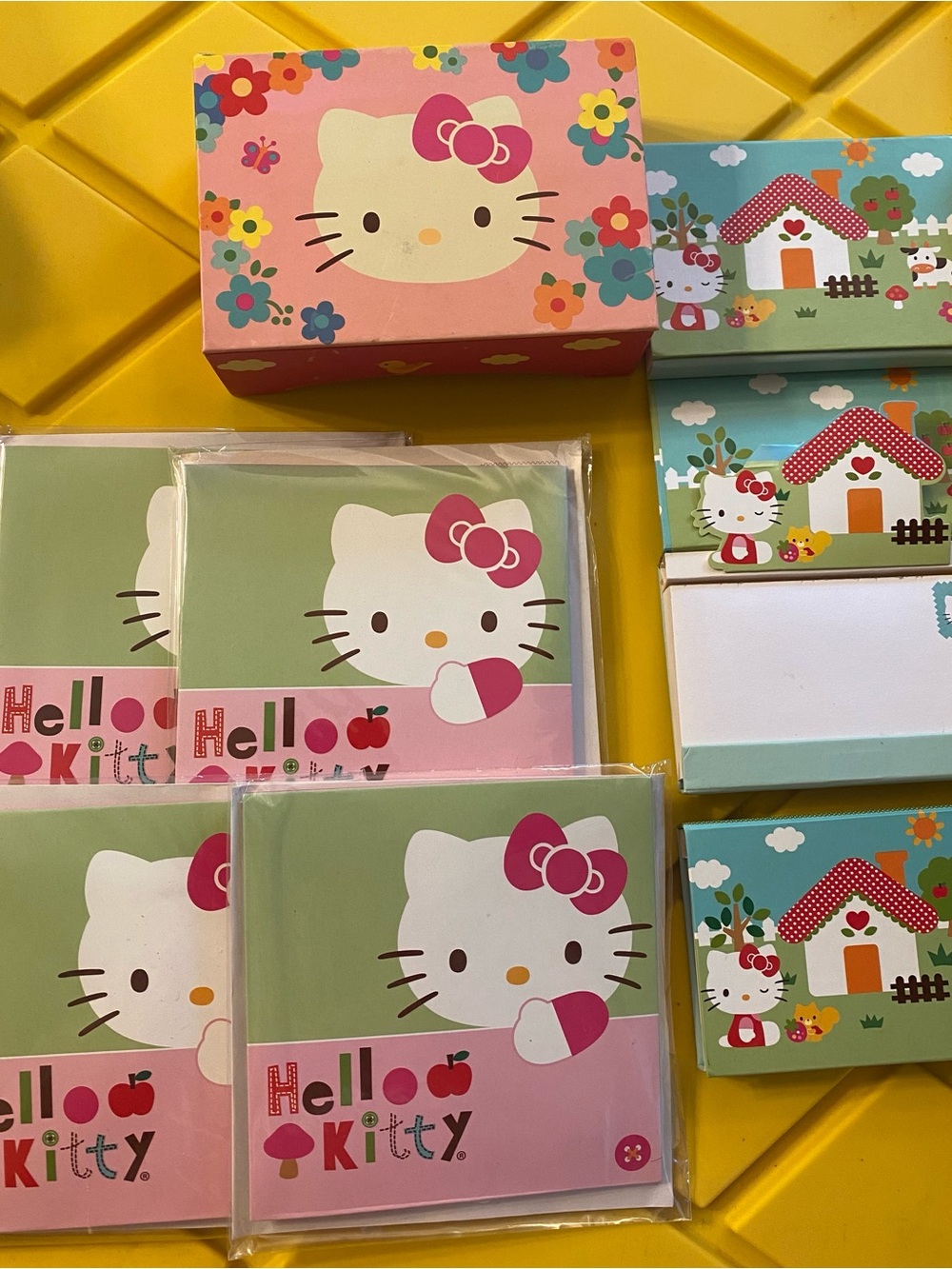 Hello Kitty Box Design Variety Pack - 8 pieces